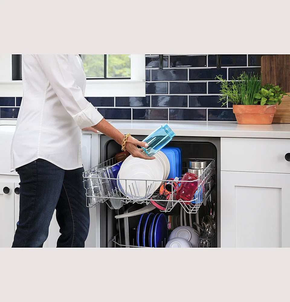 GE - Front Control Dishwasher with 60dBA - White